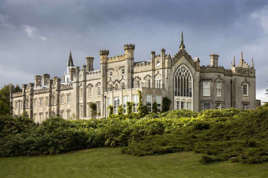 Canon EOS 90D sample image, an english country house and gardens